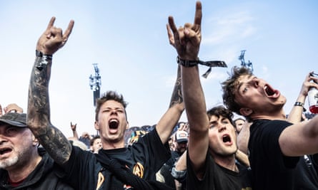 Les fans applaudissent Def Leppard qui se produit au festival de rock de Copenhague, au Danemark, l'année dernière.