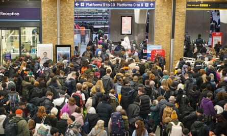 A crowd tries to get to platforms at Kings Cross station