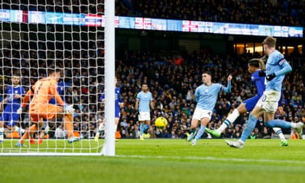 Phil Foden del Manchester City anota el tercer gol contra el Chelsea.