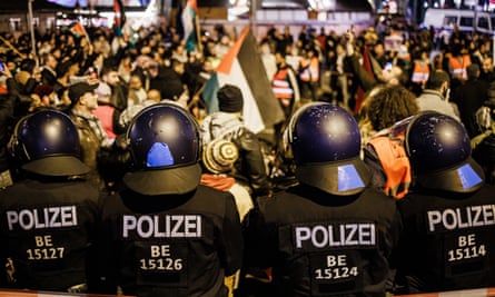 Die Polizei in Berlin steht während eines Pro-Palästina-Marsches Wache.