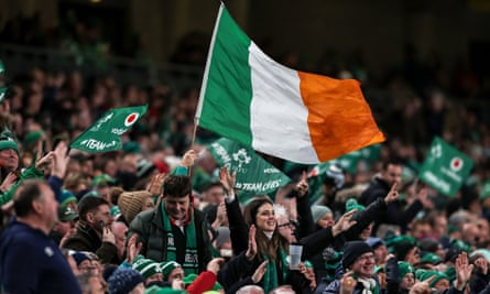 Les supporters irlandais célèbrent Dan Sheehan marquant son troisième essai contre l'Angleterre