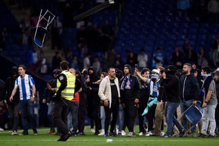 Arsenal, the Premier League title race and charges of ‘bottling’ | Soccer 4 Espanyol fans and the international language of a flying chair.