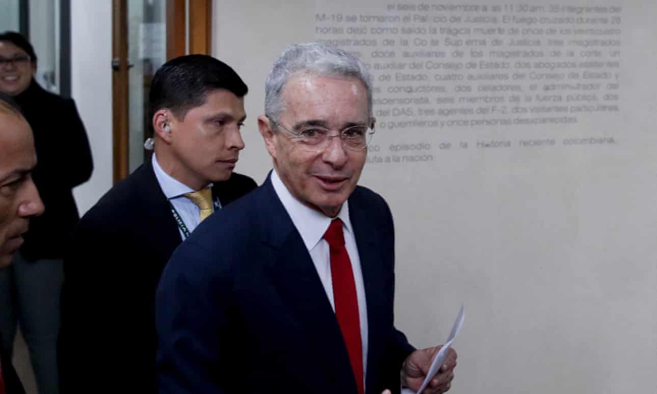 Colombia expresidente Uribe enfrentará juicio por manipulación de testigos y fraude.