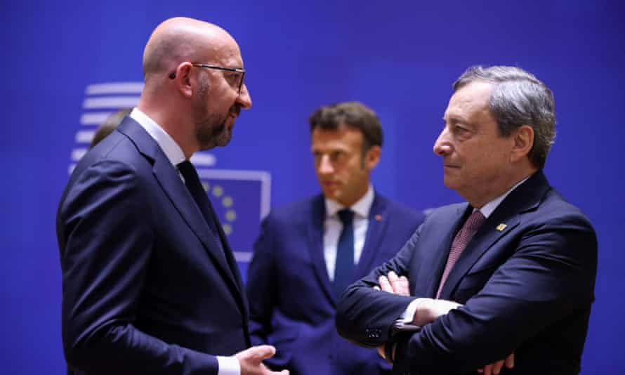El presidente del Consejo Europeo, Charles Michel, el primer ministro italiano, Mario Draghi, y el presidente francés, Emmanuel Macron, asisten a una cumbre de líderes de la Unión Europea sobre las sanciones petroleras rusas en Bruselas.