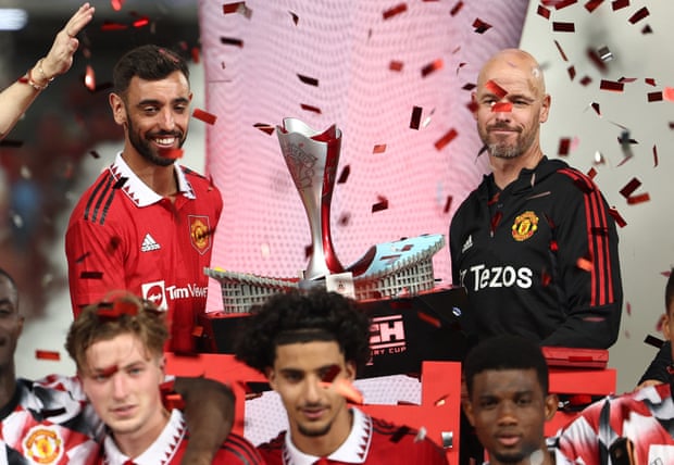 Bruno Fernandes và huấn luyện viên Manchester United, Eric Ten Hag đã mang về chiếc cúp vô địch với chiến thắng trước Liverpool.