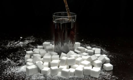 Fizzy drink with sugar cubes