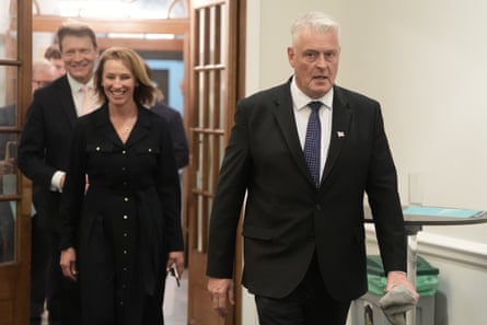 Richard Tice, Sarah Pochin and Lee Anderson walking into a room