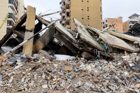 मलबे के ढेर के बीच एक इमारत का मलबा.