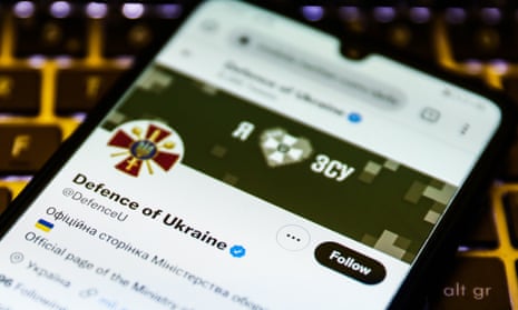 Twitter page of the Ministry of Defence of Ukraine is displayed on a mobile phone screen.