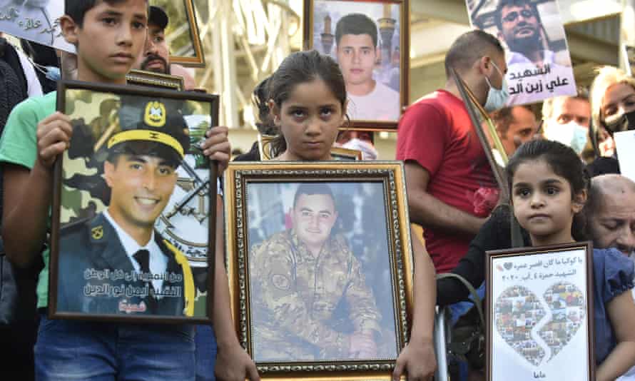 Nabestaanden van degenen die bij de explosie in Beiroet omkwamen, protesteerden dat de verantwoordelijken na bijna een jaar niet voor het gerecht waren gebracht.