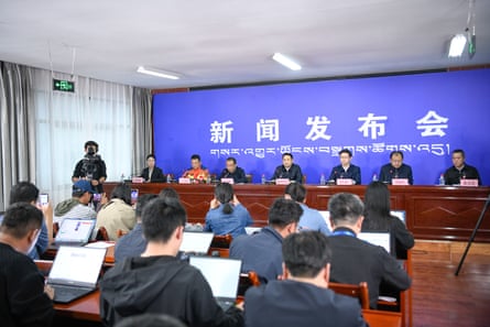 A press conference held Gyirong after the Nepal-Tibet disaster.