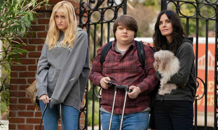 Courteney Cox with Gus Birney and Dylan Gage in Shining Vale.
