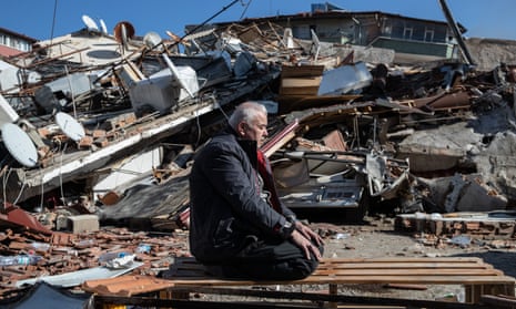Ein Mann betet am 8. Februar 2023 vor einem eingestürzten Gebäude in Hatay, Türkei.