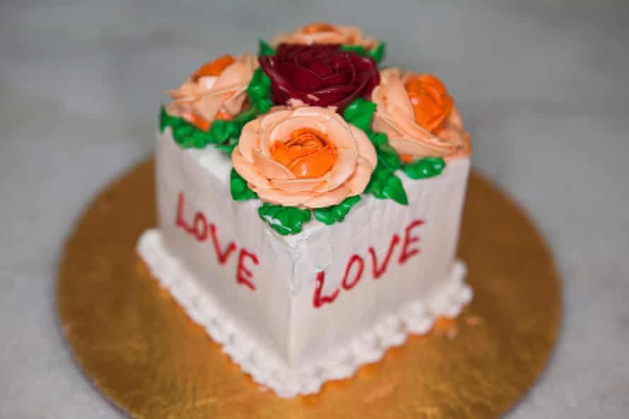 INDIA. Delhi. A Valentines day love cake. 2009