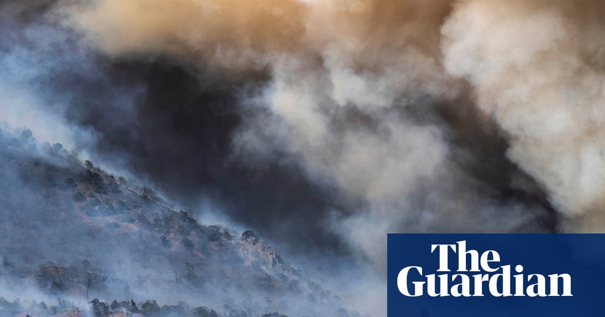 Pilot fighting Colorado wildfire dies as plane crashes into reservoir