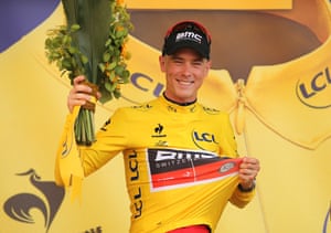 Rohan Dennis sets record speed to claim first maillot jaune
