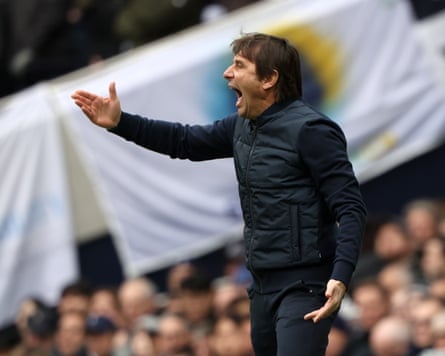 Antonio Conte gestures to his Tottenham players