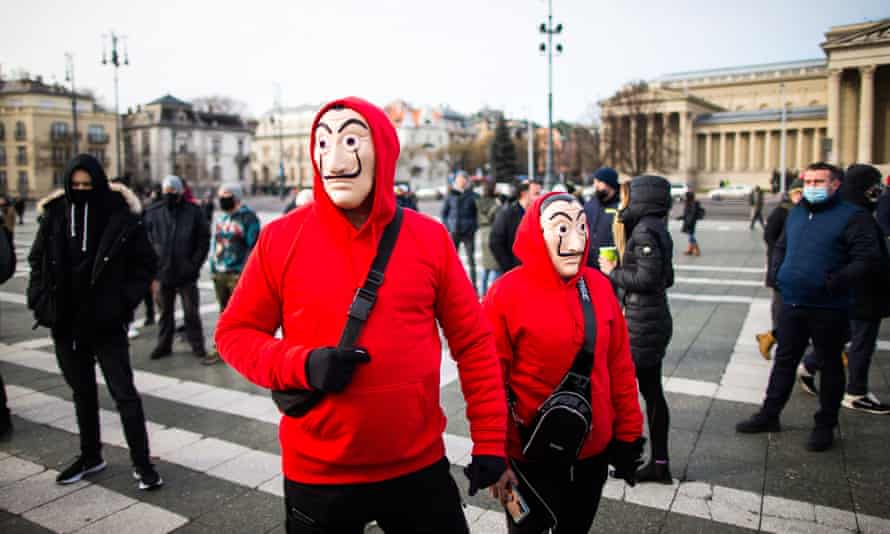 Manifestantes en una manifestación anti-bloqueo organizada por el sector de la hospitalidad, en la Plaza de los Héroes en Budapest, Hungría.