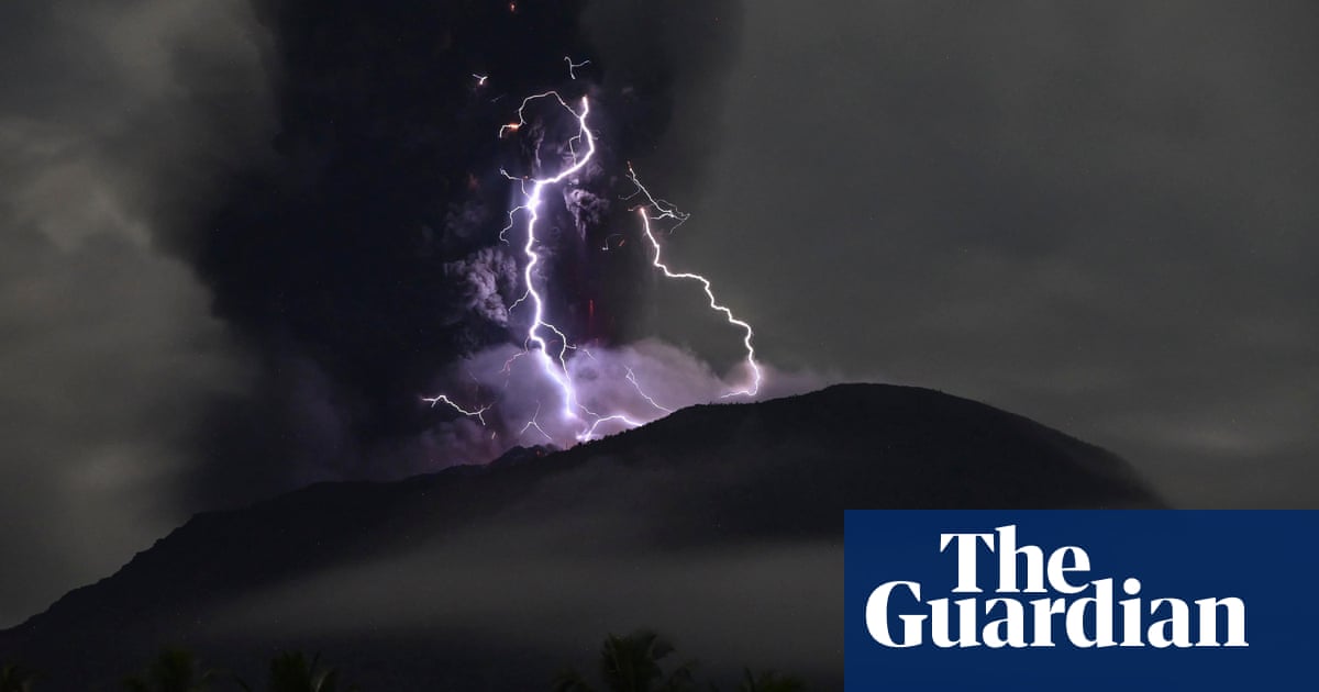 Indonesia’s Ibu volcano spectacularly erupts forcing nearby villages to evacuate | Indonesia Indonesia’s Ibu volcano spectacularly erupts forcing nearby villages to evacuate | Indonesia