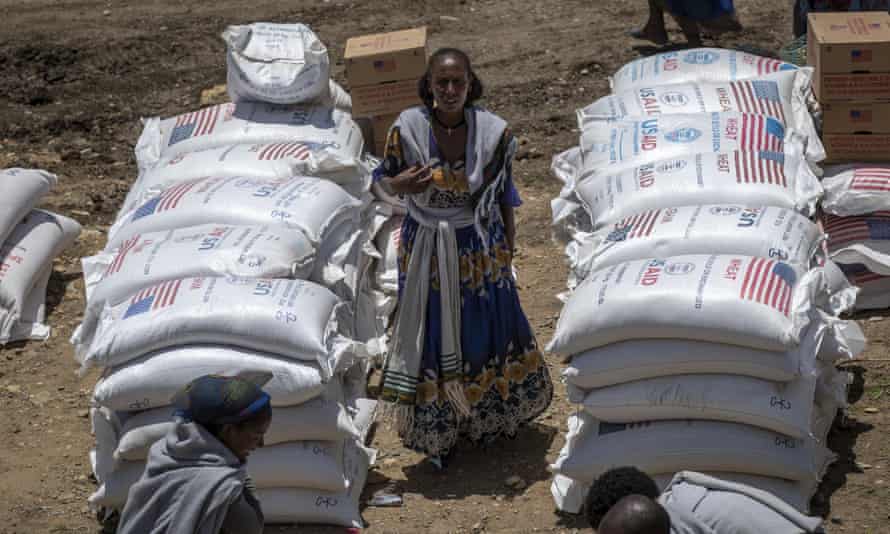 Une femme éthiopienne se distingue par des sacs de blé à distribuer dans la ville d'Agula, dans la région du Tigré au nord de l'Éthiopie