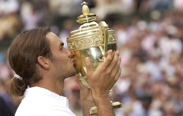 Roger Federer kisses the Wimbledon trophy after winning the men’s singles final in 2003.