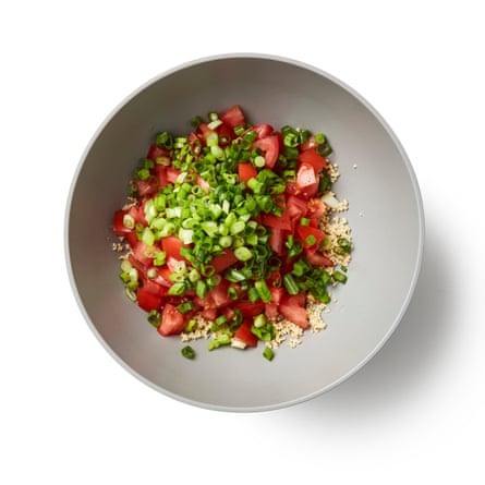 Felicity Cloake’s Tabbouleh 3. Add the tomatoes and spring onions. Put the fine bulgur in a salad bowl. Cut the tomatoes into smallish dice, retaining all the juices, and trim and finely slice the spring onions, using most of the green parts as well as the white bases. Add both, plus the juices from the tomatoes, to the bowl and mix briefly.