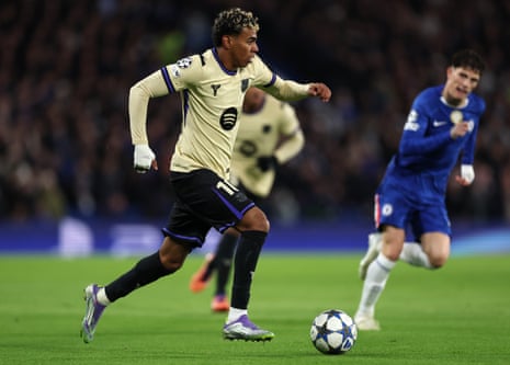 Lamine Yamal runs at the chelsea defence.