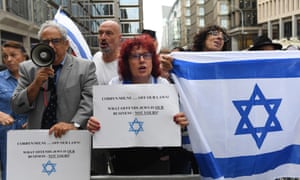 Corbyn critics demonstrate outside Labour party HQ