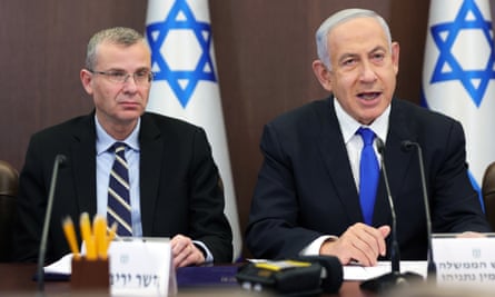 Benjamin Netanyahu, à droite, avec son ministre de la Justice Yariv Levin lors d'une réunion du cabinet à Jérusalem le 19 février 2023.