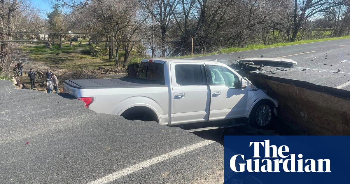 ‘Can’t make this stuff up’: California sinkhole devours cars despite warning signs