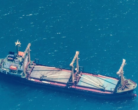 Frachtschiff oder Handelsschiff auf dem Meer mit Piratenwarnung Flaggen“ /><p>Nur wenige Tage später, am 22. April, wurde bei einem anderen Vorfall ein traditionelles Dau-Segelschiff beschlagnahmt, was das Ausmaß der Piratenoperationen und ihre Bereitschaft, Schiffe unterschiedlicher Größe und Art ins Visier zu nehmen, noch einmal unter Beweis stellt. Obwohl es sich bei der Dau-Entführung um ein kleineres Schiff handelte als bei der Beschlagnahmung des Tankers, stellte sie einen weiteren erfolgreichen Angriff dar und lieferte einen weiteren Beweis für koordinierte Piratenaktivitäten in der gesamten Region. Die Gefangennahme deutete darauf hin, dass die Piratenzellen mit zunehmender Zuversicht und größerer Einsatzkapazität operierten.</p><p>Der jüngste Angriff ereignete sich am 26. April, als das Handelsschiff Sward von bewaffneten Piraten übernommen wurde und innerhalb eines Fünf-Tage-Fensters drei verheerende Seebeschlagnahmungen durchführte. Die schnelle Abfolge erfolgreicher Entführungen hat Reedereien, Versicherungsunternehmen und Seebehörden auf der ganzen Welt alarmiert, da sie auf eine grundlegende Veränderung der Sicherheitslage vor der Küste Somalias hindeutet. Die Bedrohung durch die Piraterie am Horn von Afrika, von der viele glaubten, dass sie durch die jahrelange internationale Zusammenarbeit auf See erheblich eingedämmt wurde, scheint nun ein Comeback zu erleben.</p><p>Diese Vorfälle wurden vom <strong>Maritime Security Center Indian Ocean</strong>, das umfassende Datenbanken aller gemeldeten Piraterievorfälle und Sicherheitsbedrohungen in der gesamten Region des Indischen Ozeans unterhält, sorgfältig aufgezeichnet und analysiert. Das Zentrum dient als wichtige Informationsdrehscheibe für die EU-Seestreitkräfte und liefert wichtige Daten für internationale maritime Sicherheitsoperationen. Durch die Ortungssysteme von MSCIO bleiben Reedereien und Marinebehörden in Echtzeit über aufkommende Bedrohungen informiert und können geeignete Reaktionen koordinieren, um gefährdete Schiffe zu schützen, die die Region durchqueren.</p><img src=