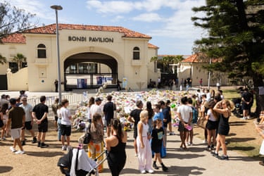 Crowds gather to lay tributes on the 3rd day (Wednesday) since the memorial started