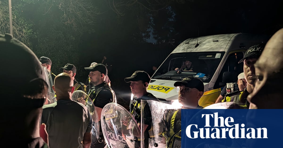 Hundreds of far-right protesters descend on Portsmouth after small boat arrival