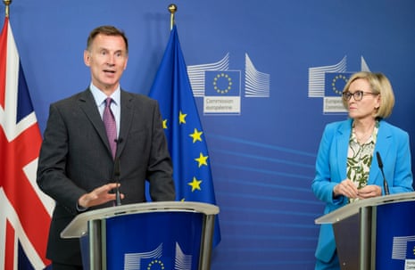 Jeremy Hunt, the chancellor, and Mairead McGuinness, the EU commissioner for financial services, in Brussels today after signing a memorandum of understanding on financial services