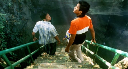 A scene from Tropical Malady, starring Sakda Kaewbuadee and Banlop Lomnoi.