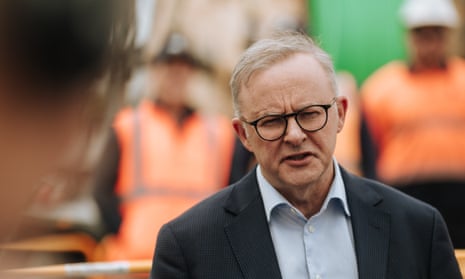 İngiltere siyaseti canlı: Tory liderlik yarışı başlarken Sunak, Johnson ve Mordaunt yeni Başbakan için erken destek alıyor | muhafazakar liderlik 2 Başbakan Anthony Albanese, 20 Ekim 2022 Perşembe, Batı Avustralya, Albany'de bir NBN fiber dağıtım gösterisini izledikten sonra düzenlediği basın toplantısında medyaya konuşuyor.