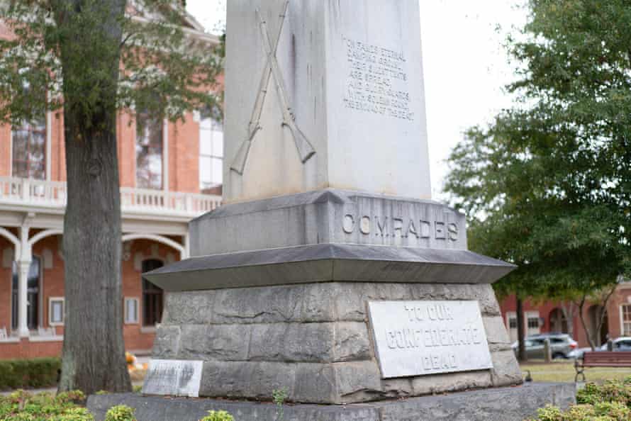 Ein Denkmal „für unsere toten Konföderierten“ thront seit 1907 über der Innenstadt von Monroe.