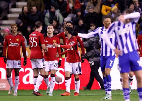 Diogo Dalot van Manchester United viert zijn eerste doelpunt met zijn teamgenoten tegen Wigan.