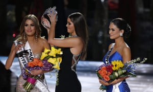 Former Miss Universe Paulina Vega, removes the crown from Miss Colombia Ariadna Gutierrez, before giving it to Miss Philippines Pia Alonzo.