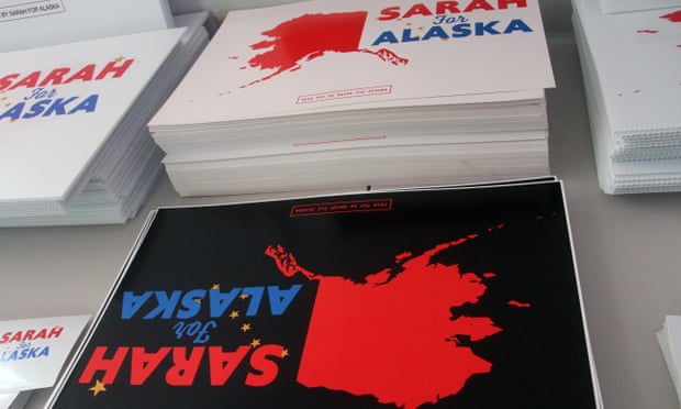 Pankartlar, Sarah Palin'in Anchorage'daki yeni kampanya merkezinde gösteriliyor.