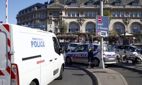A police bomb disposal van arrives at the Gare de Lyon station in Paris