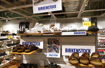أحذية بيركنستوك في أحد المتاجر في السويد