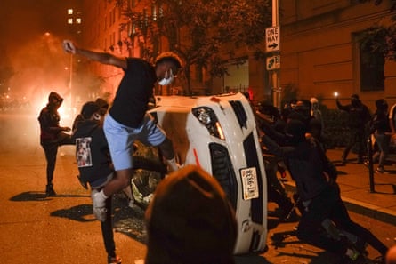 Una imagen tomada durante las protestas tras la muerte de George Floyd, por la que Evan Vucci ganó un premio Pulitzer.