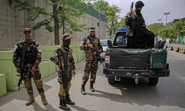 La seguridad talibán hace guardia en Sherpur después del ataque con drones.