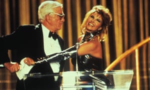 Leslie Nielsen with Raquel Welch in Naked Gun 33 1⁄3: The Final Insult, 1994