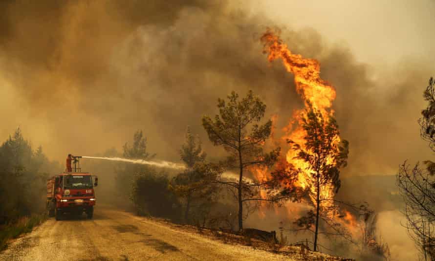 Un incendie de forêt sur la côte sud de la Turquie près de Manavgat, dans la province d'Antalya.