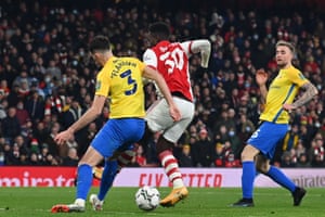 Arsenal’s English striker Eddie Nketiah (C) flicks the ball past Sunderland’s Northern Irish defender Tom Flanagan (L) to make it 4-1.