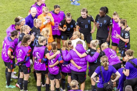 Sarina Wiegman gives a team talk.