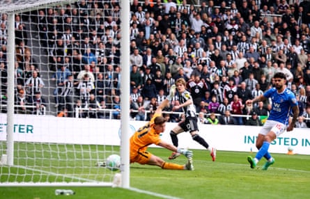Anthony Gordon scores for Newcastle against Sunderland