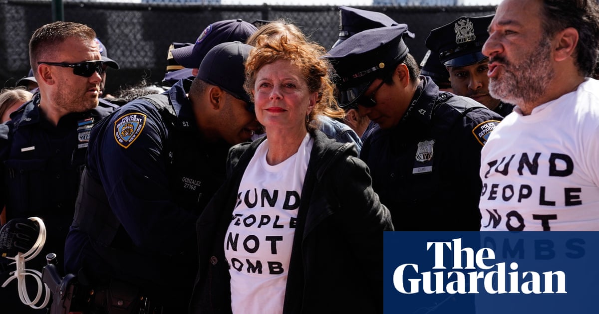 Susan Sarandon and Hannah Einbinder arrested at anti-Netanyahu protest outside UN – video | Protest (US) | The Guardian